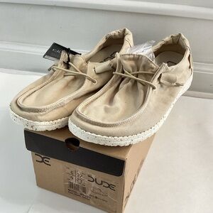 WENDY HEY DUDE SHOES SIZE 6 Beige New in Box and tags, Buckle